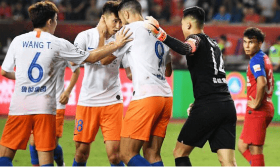  曼联争议红牌引热议，B费染红离场球队惨遭绝杀  