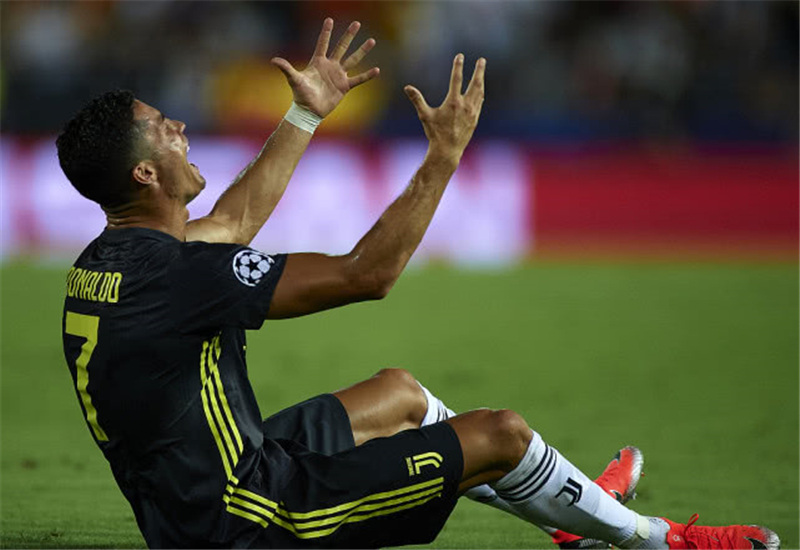  拜仁主帅赛后炮轰裁判，争议判罚引热议  